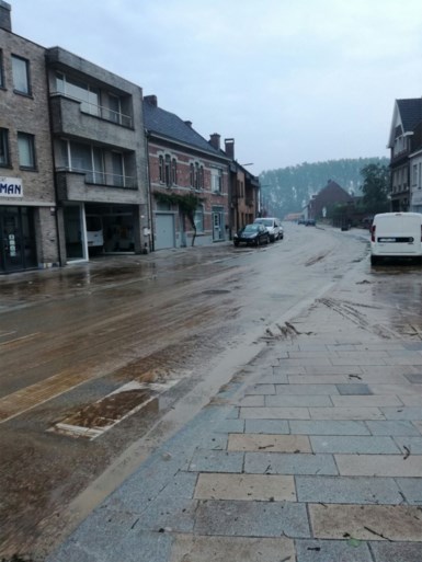 Centrum Sint-Lievens-Houtem getroffen door modderstroom na hevige regen, schade op klaarlichte dag nog duidelijker