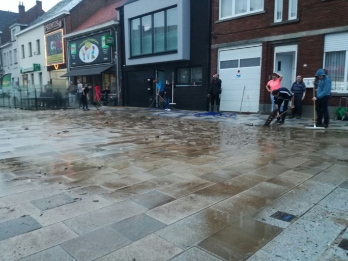 Centrum Sint-Lievens-Houtem getroffen door modderstroom na hevige regen, schade op klaarlichte dag nog duidelijker
