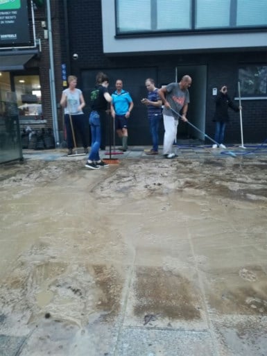 Centrum Sint-Lievens-Houtem getroffen door modderstroom na hevige regen, schade op klaarlichte dag nog duidelijker