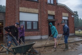 Centrum Sint-Lievens-Houtem getroffen door modderstroom na hevige regen, schade op klaarlichte dag nog duidelijker