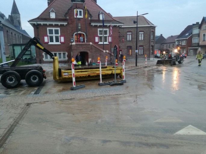Centrum Sint-Lievens-Houtem getroffen door modderstroom na hevige regen, schade op klaarlichte dag nog duidelijker
