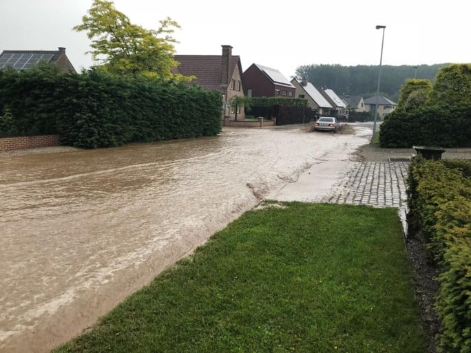 Centrum Sint-Lievens-Houtem getroffen door modderstroom na hevige regen, schade op klaarlichte dag nog duidelijker