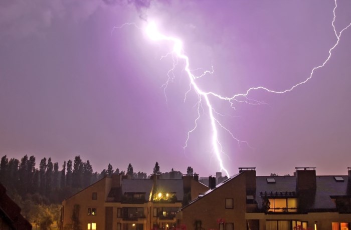 Onweer, donder en bliksem: trek de stekkers uit en alle ande... - Het