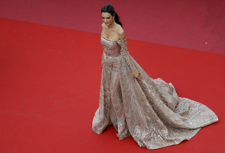 De Meest Glamoureuze Jurken Op De Rode Loper Van Cannes Het Nieuwsblad 8196