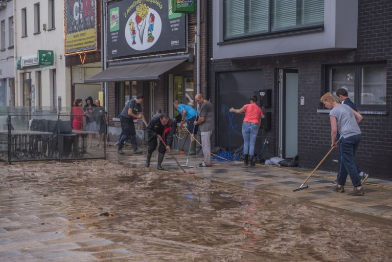 Centrum Sint-Lievens-Houtem getroffen door modderstroom na hevige regen, schade op klaarlichte dag nog duidelijker