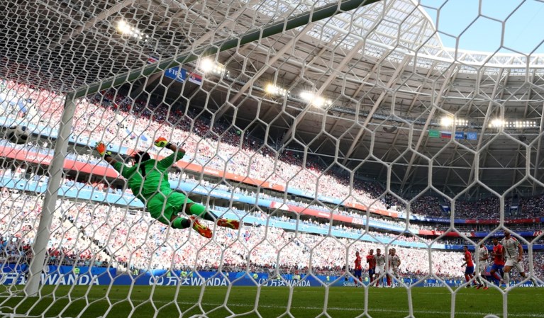 Heerlijke vrije trap bezegelt het lot van Costa Rica: Servië start zijn WK met een zege