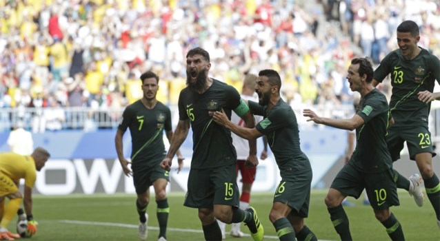 Australië pakt dankzij VAR en omstreden strafschop eerste punt op WK 