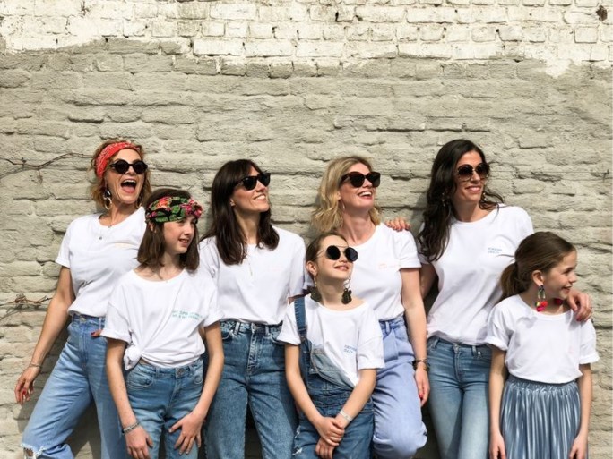 Waarom een simpel T-shirt het kledingstuk van de zomer wordt: “Het is een vorm van expressie”