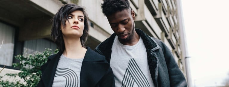 Waarom een simpel T-shirt het kledingstuk van de zomer wordt: “Het is een vorm van expressie”