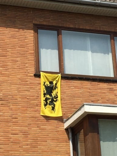 Het hele land hangt de Belgische vlag buiten, maar aan de gevel van Bart De Wever is het de Vlaamse Leeuw