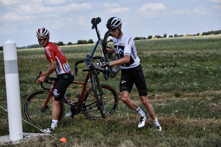 De val die Chris Froome meteen 50 seconden kostte in de Tour de France: uit de bocht en de wei in
