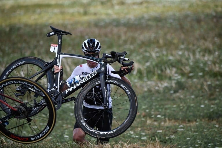 De val die Chris Froome meteen 50 seconden kostte in de Tour de France: uit de bocht en de wei in