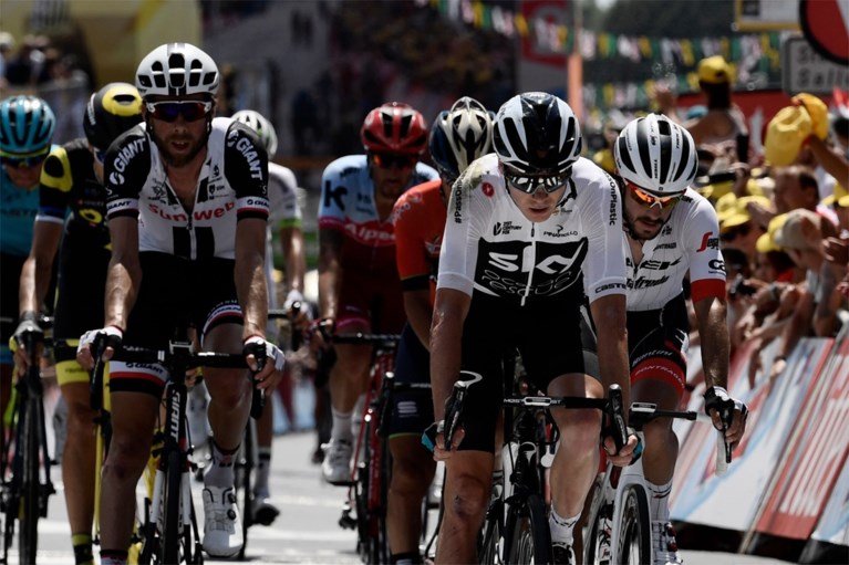 De val die Chris Froome meteen 50 seconden kostte in de Tour de France: uit de bocht en de wei in