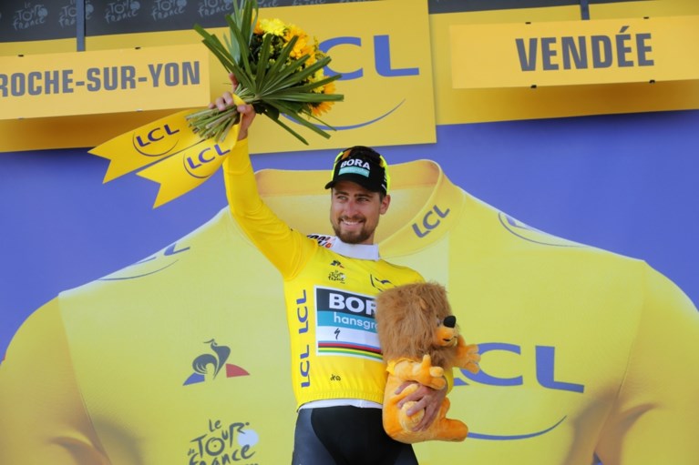 Wereldkampioen Sagan sprint naar de zege én geel in tweede Touretappe, Gaviria valt in slotfase