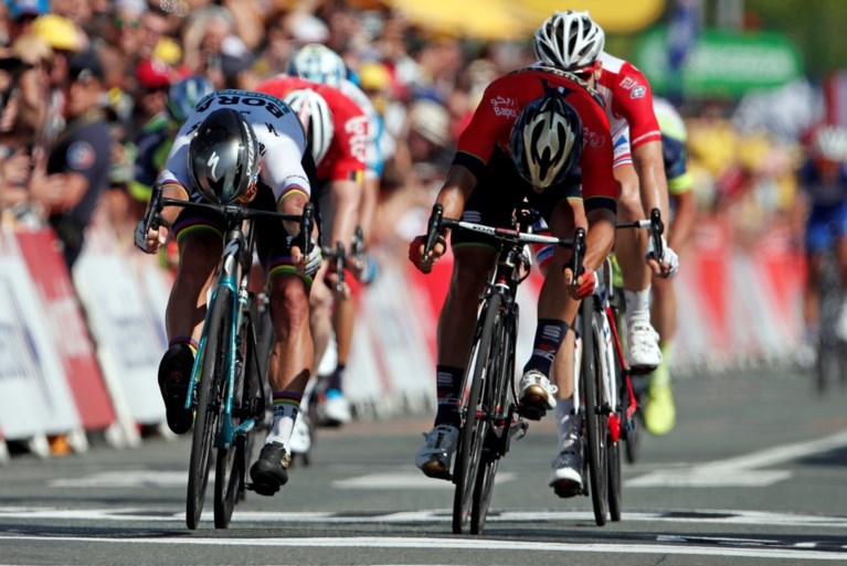 Wereldkampioen Sagan sprint naar de zege én geel in tweede Touretappe, Gaviria valt in slotfase