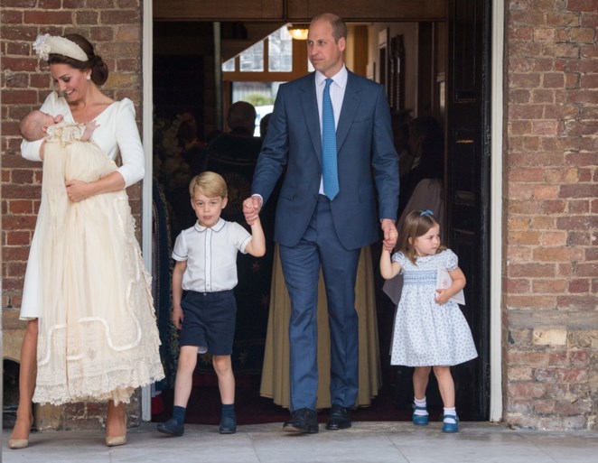 Drie meters, drie peters en taart van zeven jaar oud: het Britse prinsje Louis is gedoopt