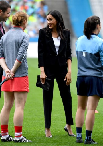 Meghan Markle draagt vier outfits in Dublin (en daarvoor moest prins Charles diep in de buidel tasten)