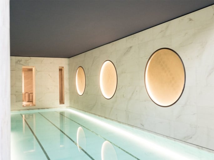 Iconisch hotel in Parijs heropent na renovatie van 200 miljoen euro