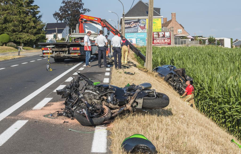 Automobilist Rijdt Motorrijder Dood Na Frontale Botsing (Lierde) | Het ...