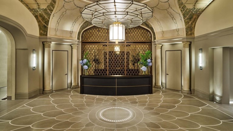 Iconisch hotel in Parijs heropent na renovatie van 200 miljoen euro