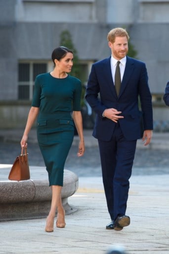 Meghan Markle draagt vier outfits in Dublin (en daarvoor moest prins Charles diep in de buidel tasten)