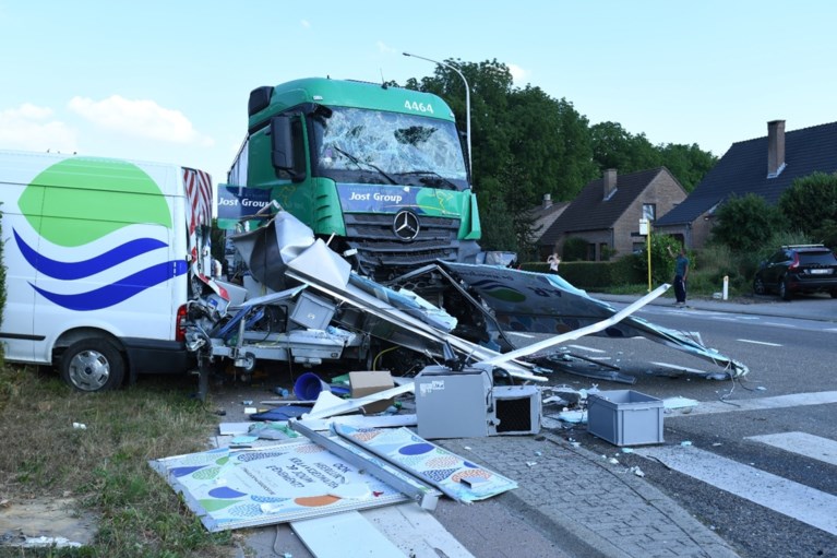 Naakte vrachtwagenchauffeur richt ravage aan in Bierbeek: verschillende wagens en lijnbus geramd