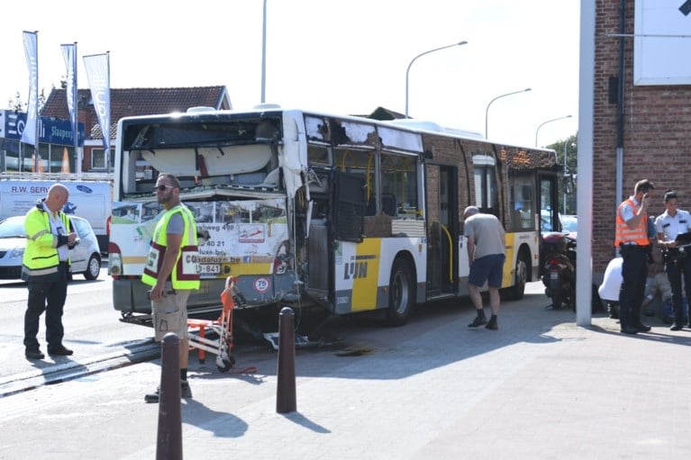 Naakte vrachtwagenchauffeur richt ravage aan in Bierbeek: verschillende wagens en lijnbus geramd