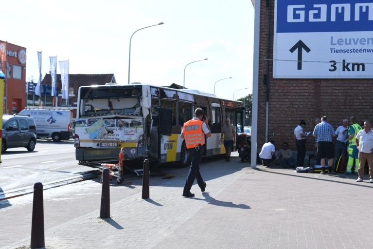 Naakte vrachtwagenchauffeur richt ravage aan in Bierbeek: verschillende wagens en lijnbus geramd