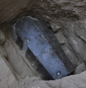 Archeologen ontdekken mysterieuze zwart granieten sarcofaag en Twitter vreest het moment waarop ze die openen al
