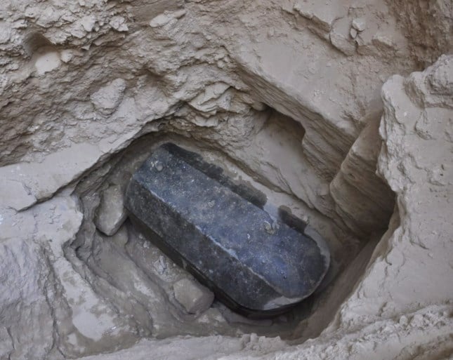 Archeologen ontdekken mysterieuze zwart granieten sarcofaag en Twitter vreest het moment waarop ze die openen al