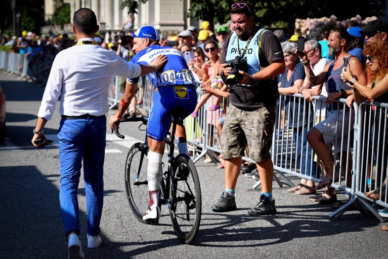 Einde Tour en gebroken knieschijf voor Philippe Gilbert na spectaculaire val: “Blij dat ik nog hier ben”