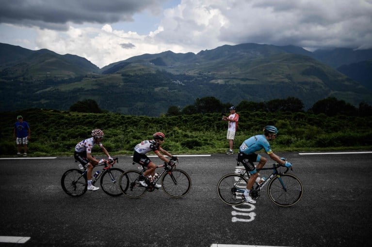 Spektakel in ultrakorte bergrit: Froome kraakt, Thomas imponeert, Quintana wint