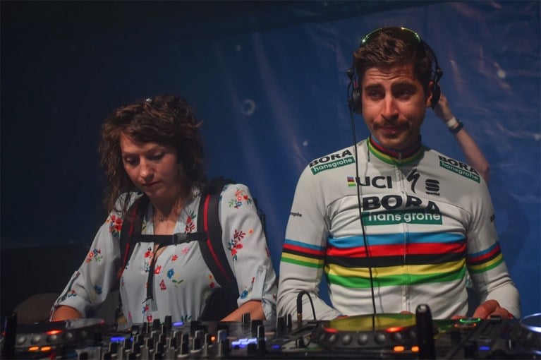 Heerlijk: Sagan zet feestje zelf in gang vanachter de draaitafel na winst in na-Tourcriterium Herentals