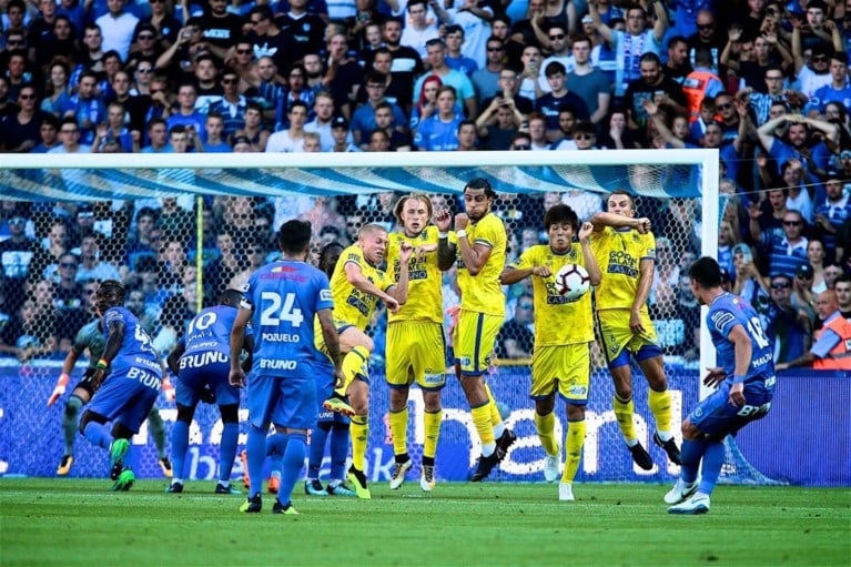 Japanse debutant bezorgt STVV gevleid punt in derby, inefficiënt Genk raakt vier keer de lat