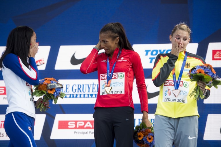Emotionele ontlading bij kampioene: Thiam in tranen bij uitreiking gouden medaille