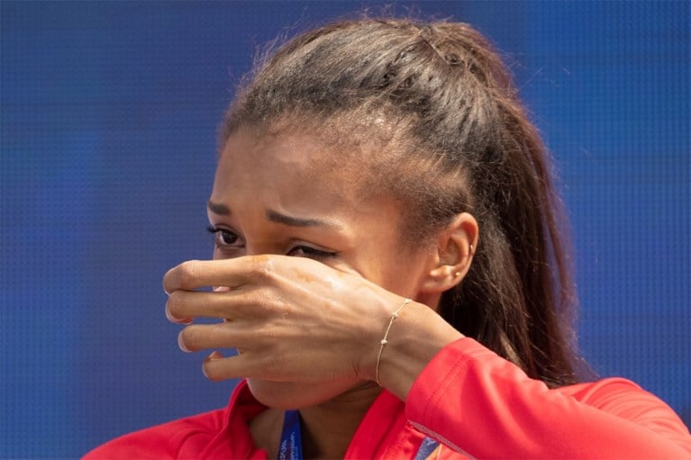 Emotionele ontlading bij kampioene: Thiam in tranen bij uitreiking gouden medaille
