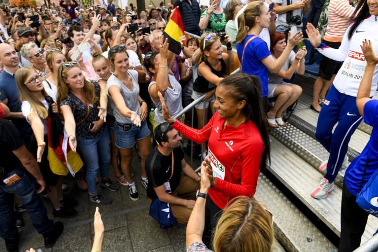 Emotionele ontlading bij kampioene: Thiam in tranen bij uitreiking gouden medaille