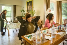 Geen drank, geen seks en geen selfies: vijf jonge vrouwen gaan het klooster in voor nieuw Vijf-programma