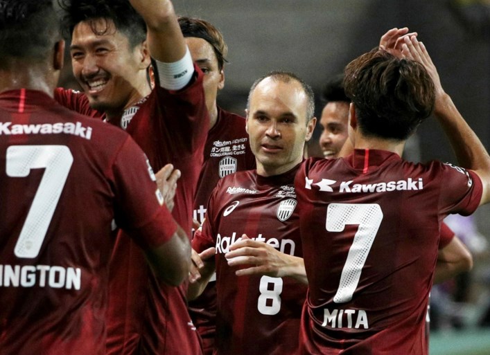 En of hij het nog kan! Iniesta scoort zijn eerste doelpunt in Japan na een weergaloze dribbel