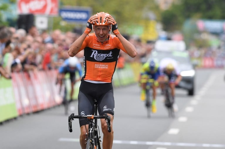 Vroege vlucht verrast peloton in BinckBank Tour: Nederlander Van der Hoorn wint derde etappe voor twee Belgen