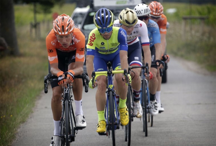 Vroege vlucht verrast peloton in BinckBank Tour: Nederlander Van der Hoorn wint derde etappe voor twee Belgen