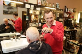 Een kapper klapt uit de biecht: “Ongelooflijk wat iemand allemaal vertelt in een kappersstoel”