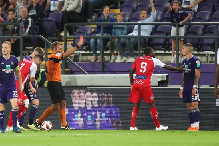 Anderlecht dolt met Moeskroen en zet Club Brugge onder druk, maar beëindigt match wel met tien