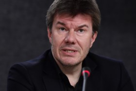Sven Gatz na vrouwonvriendelijke uitspraken tijdens eredienst op Eén: “Schaf die uitzendingen af”