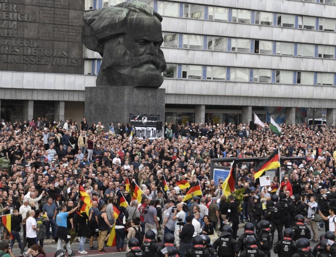 De ene Hitlergroet na de andere, heksenjacht op buitenlanders en een tekort aan politie: het is chaos in Chemnitz