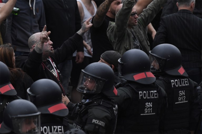De ene Hitlergroet na de andere, heksenjacht op buitenlanders en een tekort aan politie: het is chaos in Chemnitz