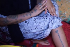 Marokko in rep en roer: 17-jarig meisje werd twee maanden lang verkracht en mishandeld, haar lichaam volgetatoeëerd met vuile moppen en beledigingen