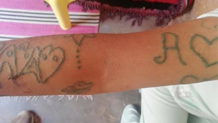 Marokko in rep en roer: 17-jarig meisje werd twee maanden lang verkracht en mishandeld, haar lichaam volgetatoeëerd met vuile moppen en beledigingen