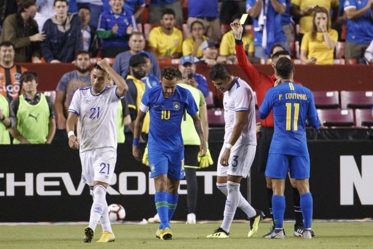 Het is gebeurd: geel voor Neymar na schwalbe in 5-0-zege van Brazilië, Andreas Pereira debuteert