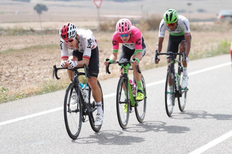 Simon Yates kan eindzege in Vuelta al ruiken na demonstratie, Thibaut Pinot mag etappe winnen